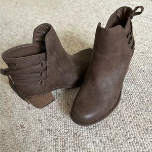 Small heeled brown booties